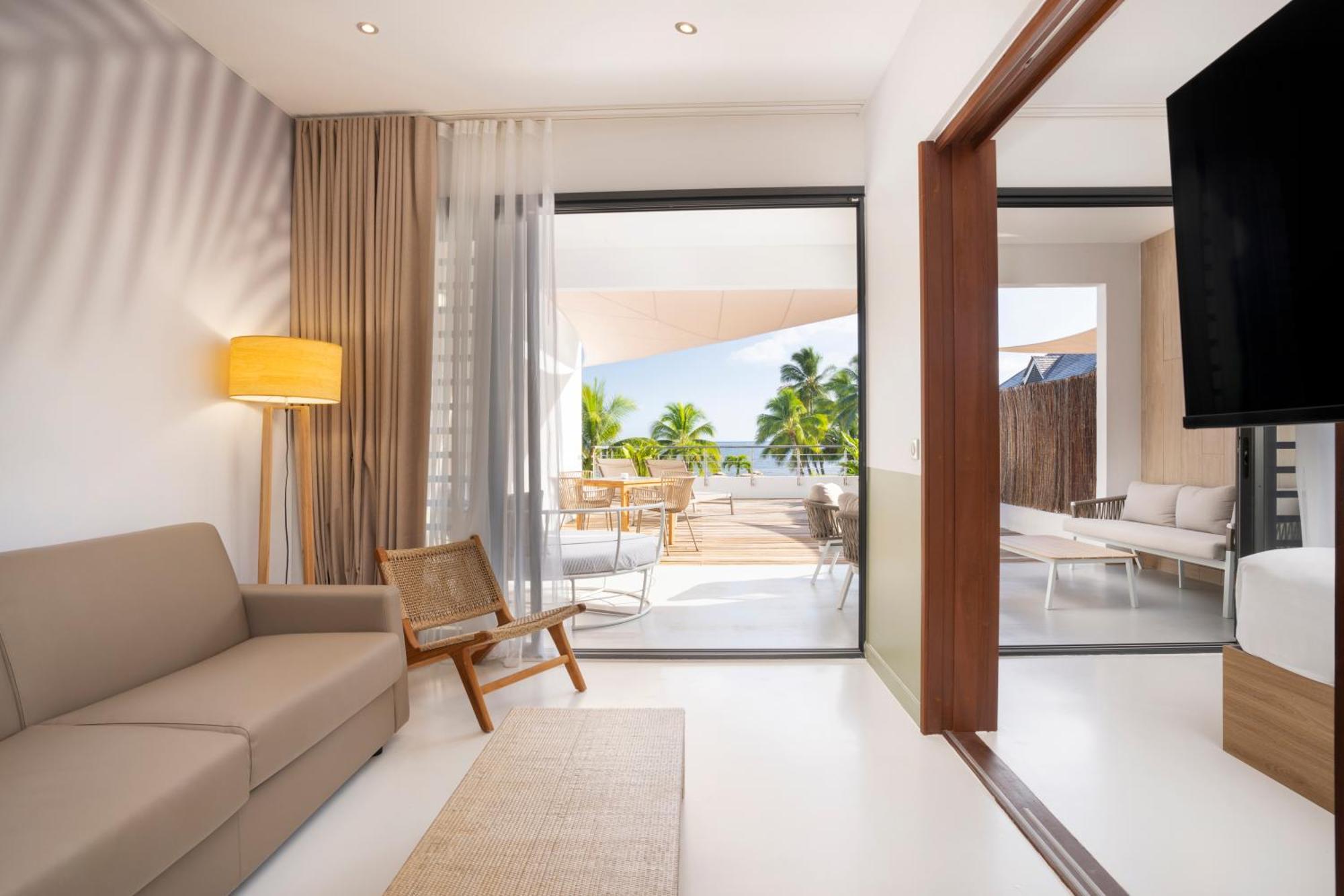 Cook'S Bay Hotel & Suites Paopao 外观 照片