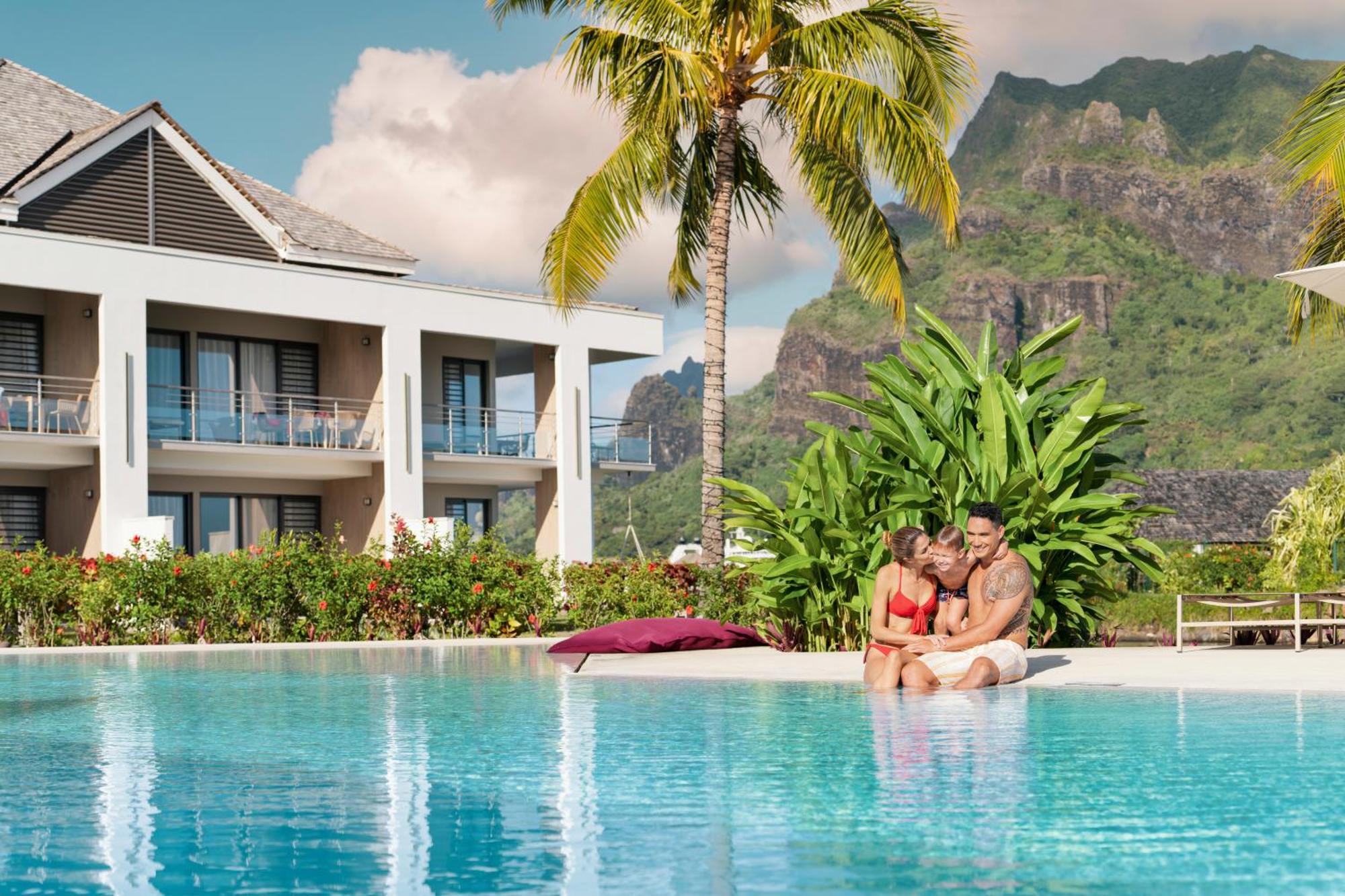 Cook'S Bay Hotel & Suites Paopao 外观 照片