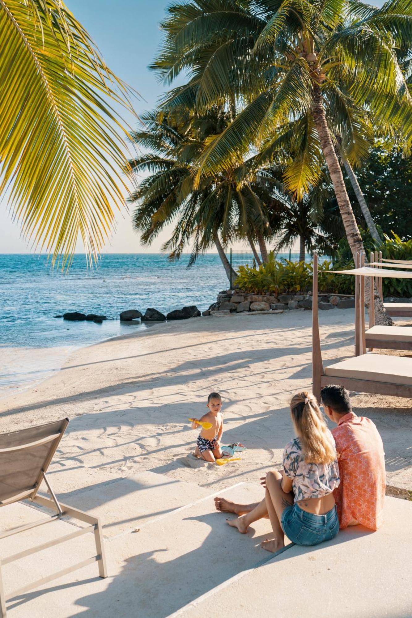 Cook'S Bay Hotel & Suites Paopao 外观 照片